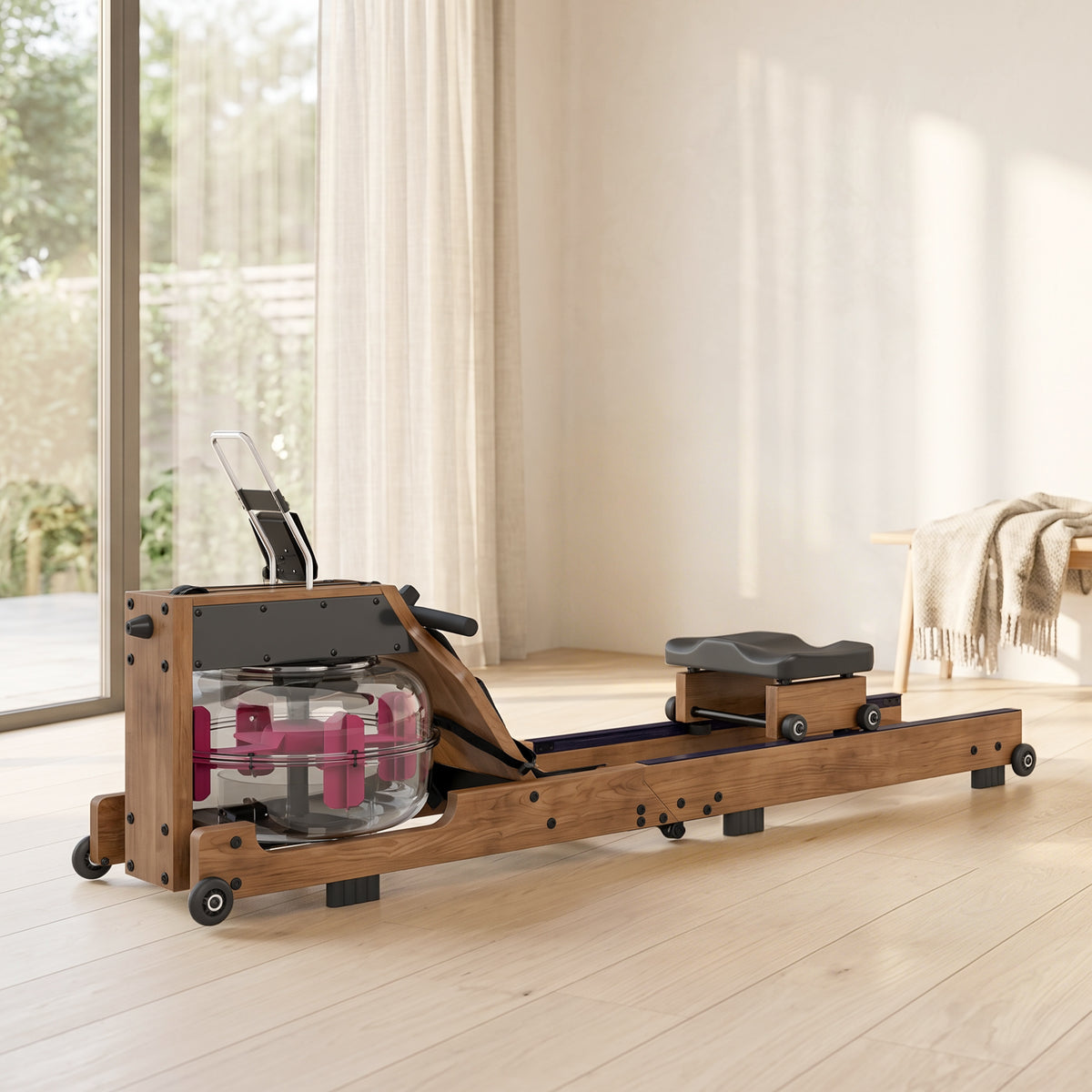 Rameur à eau pliable en bois d'hévéa posé dans un salon lumineux au parquet clair