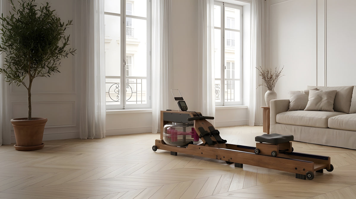 Rameur à eau en bois dans un grand salon haussmannien lumineux, parquet en point de Hongrie