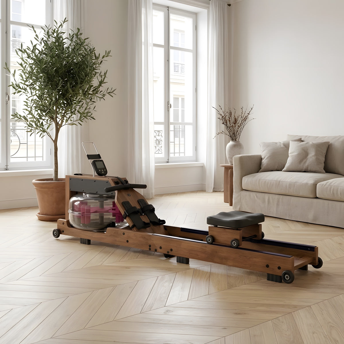 Rameur à eau pliable en bois posé sur un parquet en point de Hongrie, dans un salon parisien lumineux